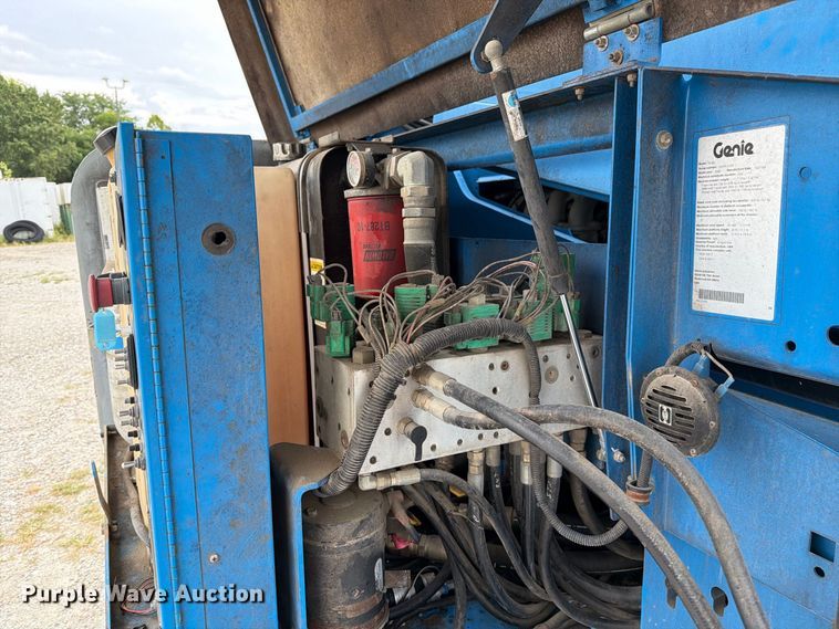 image for item DZ4855 2005 Genie S-40 boom lift