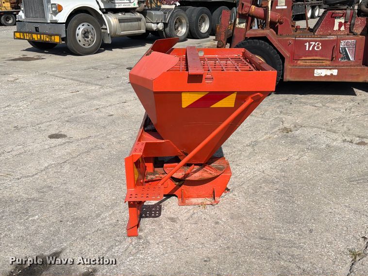 image for item DZ4868 2002 Bobcat Spreader HS8 skid steer spreader