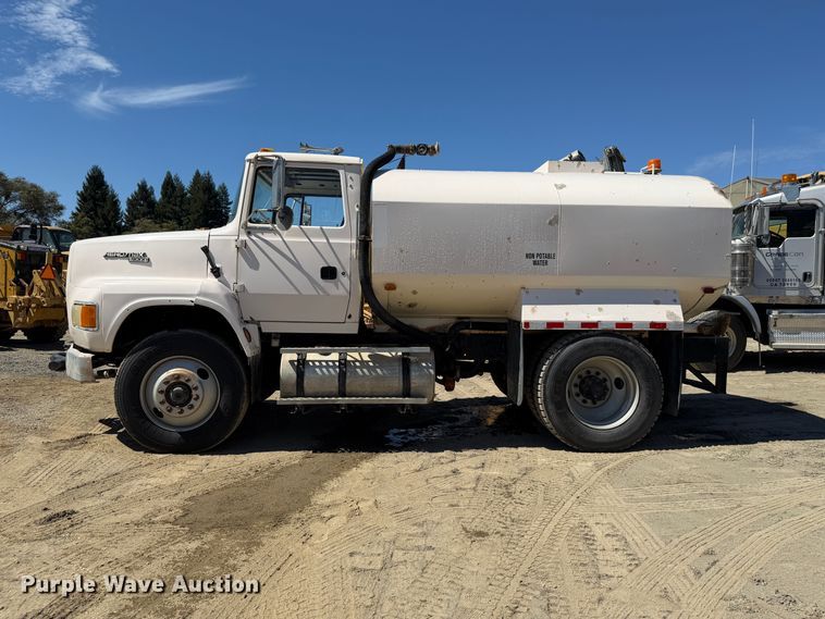 image for item EA0014 1995 Ford LA9000 water truck