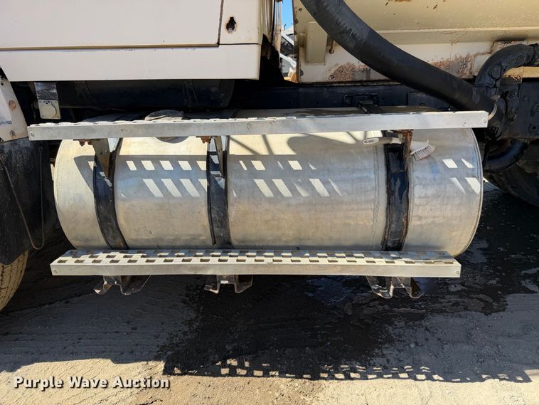 image for item EA0014 1995 Ford LA9000 water truck