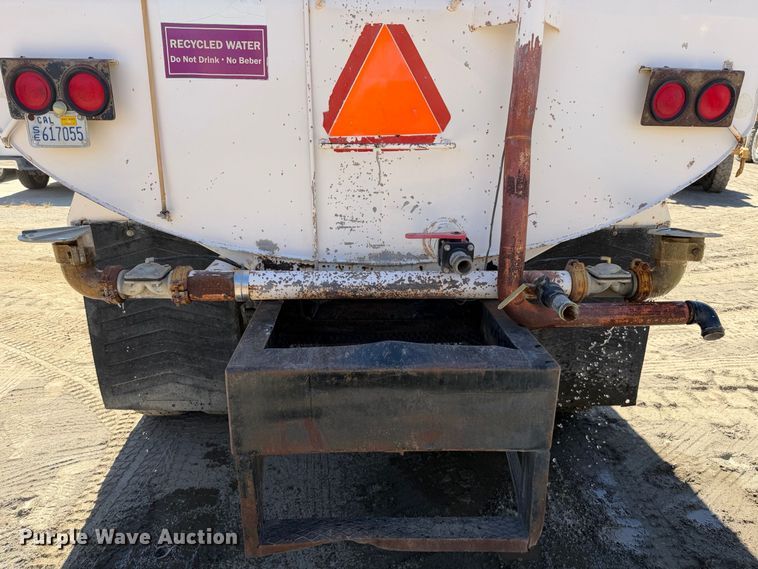 image for item EA0014 1995 Ford LA9000 water truck
