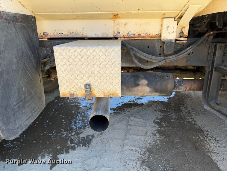 image for item EA0014 1995 Ford LA9000 water truck