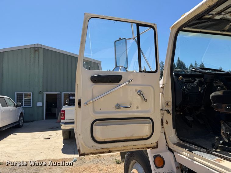 image for item EA0014 1995 Ford LA9000 water truck