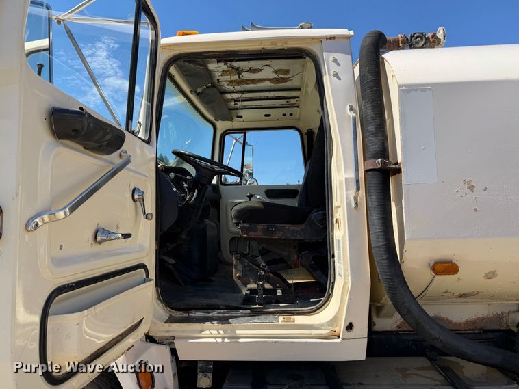 image for item EA0014 1995 Ford LA9000 water truck