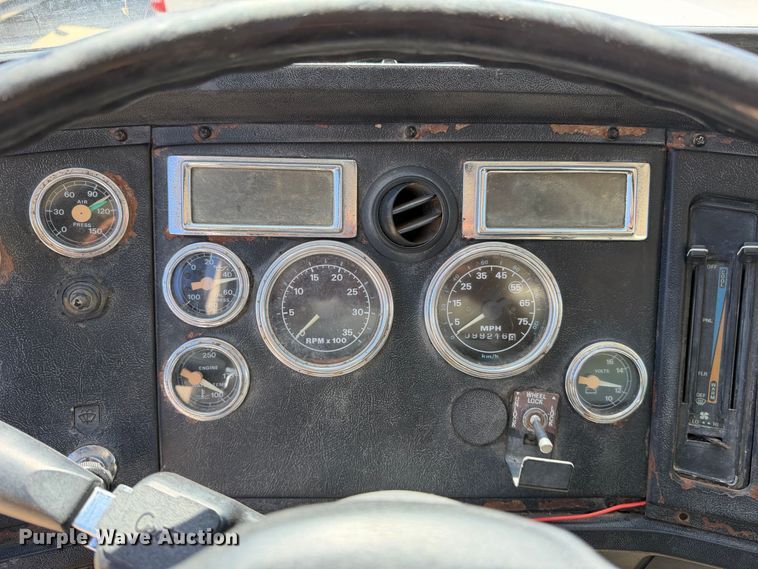 image for item EA0014 1995 Ford LA9000 water truck
