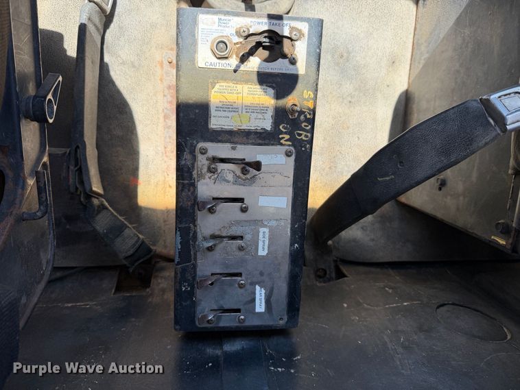 image for item EA0014 1995 Ford LA9000 water truck