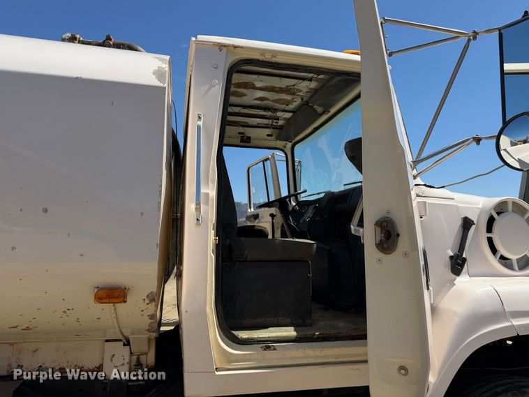 image for item EA0014 1995 Ford LA9000 water truck