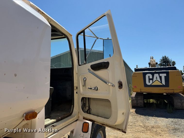 image for item EA0014 1995 Ford LA9000 water truck