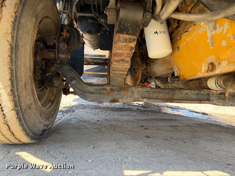 image for item EA0014 1995 Ford LA9000 water truck