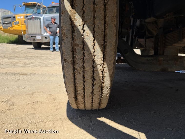 image for item EA0014 1995 Ford LA9000 water truck