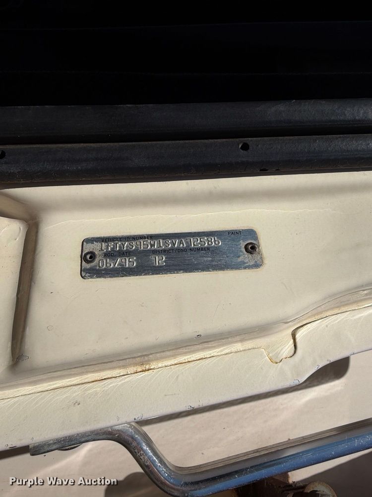 image for item EA0014 1995 Ford LA9000 water truck