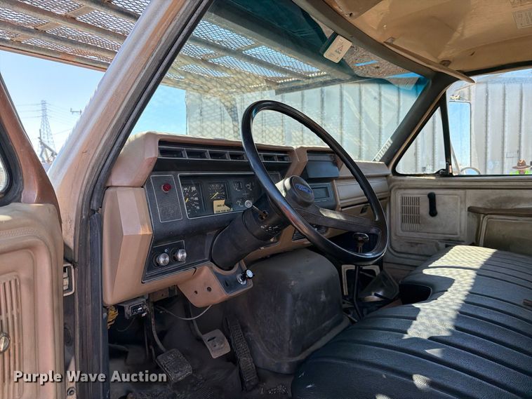image for item EA0047 1991 Ford F700 forestry bucket truck