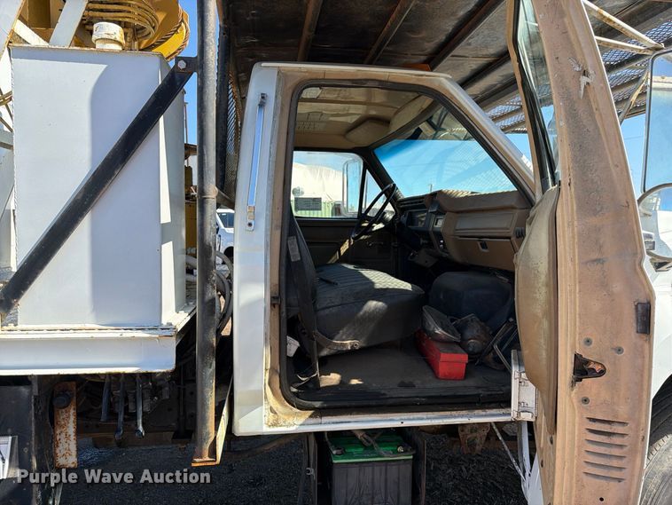 image for item EA0047 1991 Ford F700 forestry bucket truck