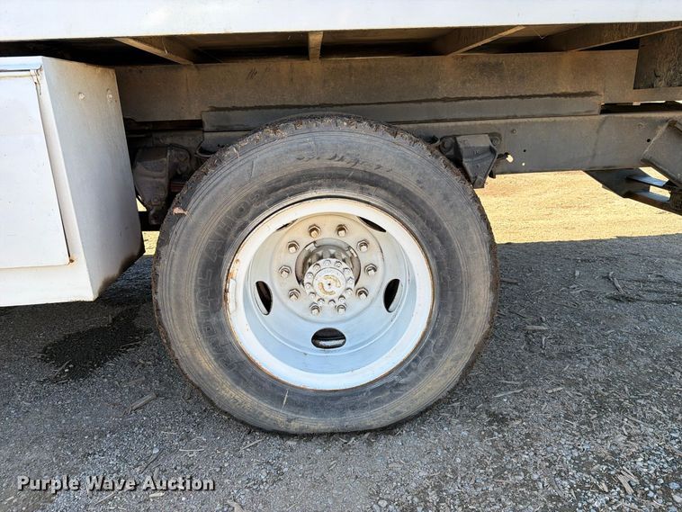 image for item EA0047 1991 Ford F700 forestry bucket truck