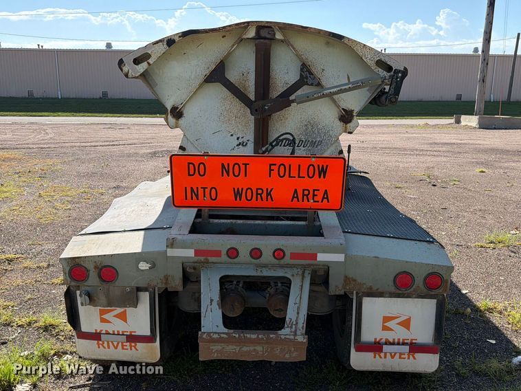 image for item EA0470 2008 SmithCo  side dump trailer