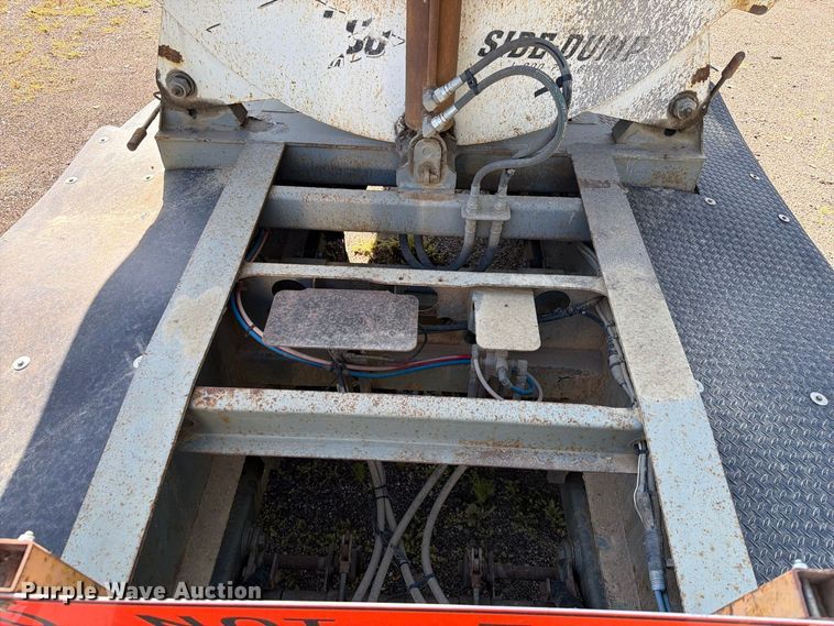 image for item EA0470 2008 SmithCo  side dump trailer