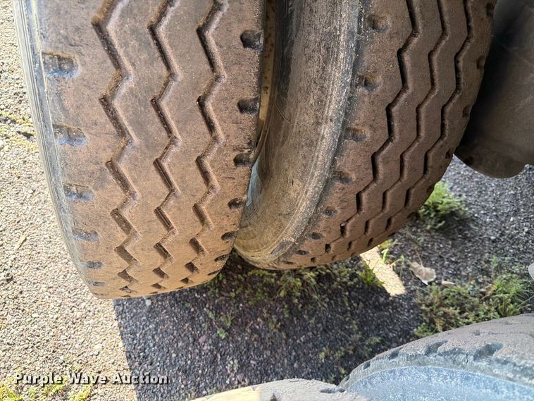 image for item EA0470 2008 SmithCo  side dump trailer