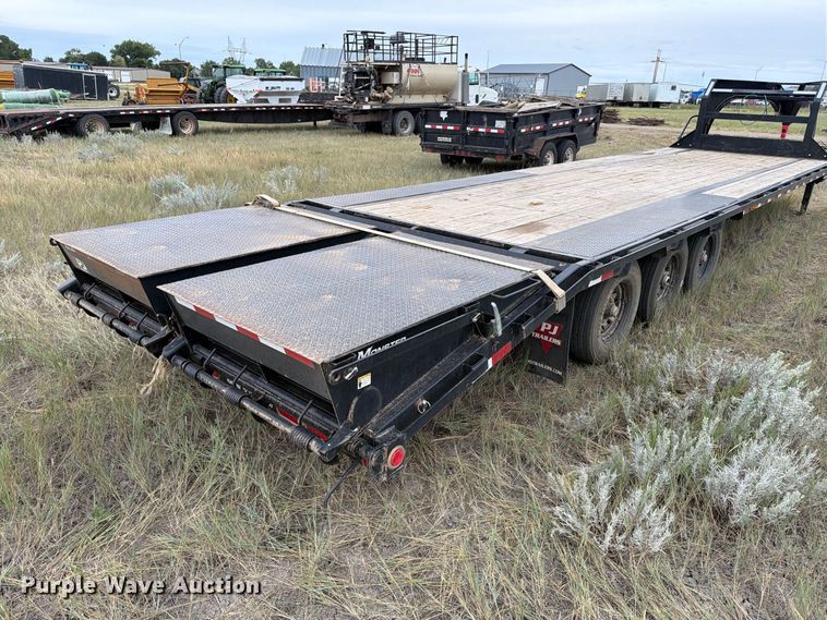 image for item EA0532 2023 PJ Trailers 3F413 equipment trailer