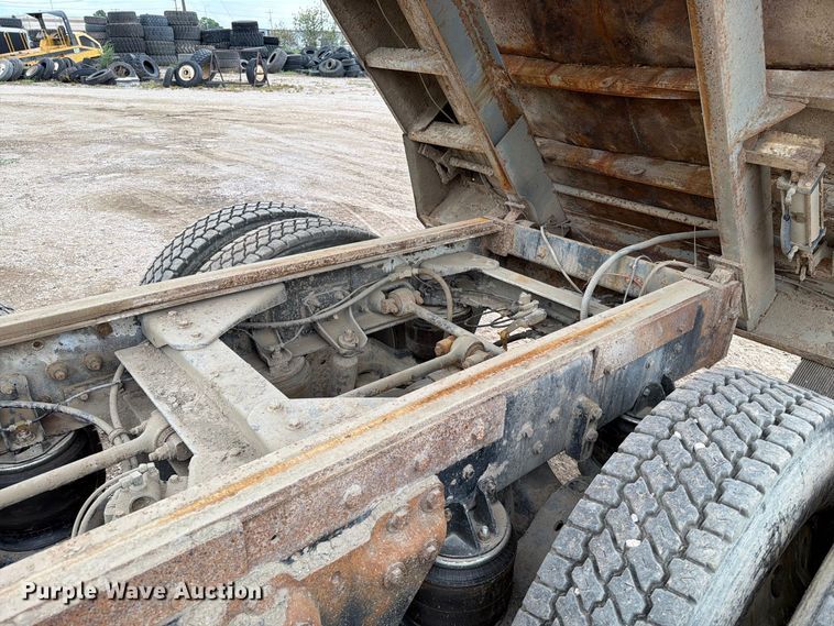 image for item EA0535 1994 Kenworth T600 dump truck