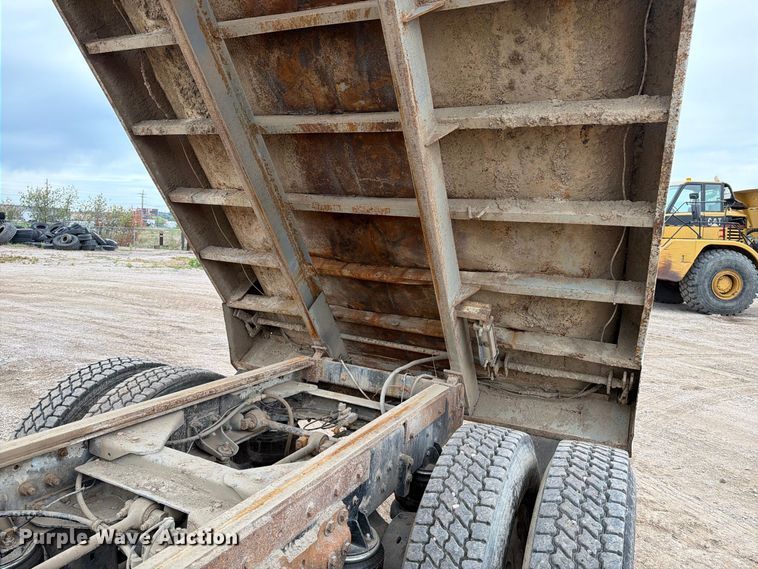 image for item EA0535 1994 Kenworth T600 dump truck
