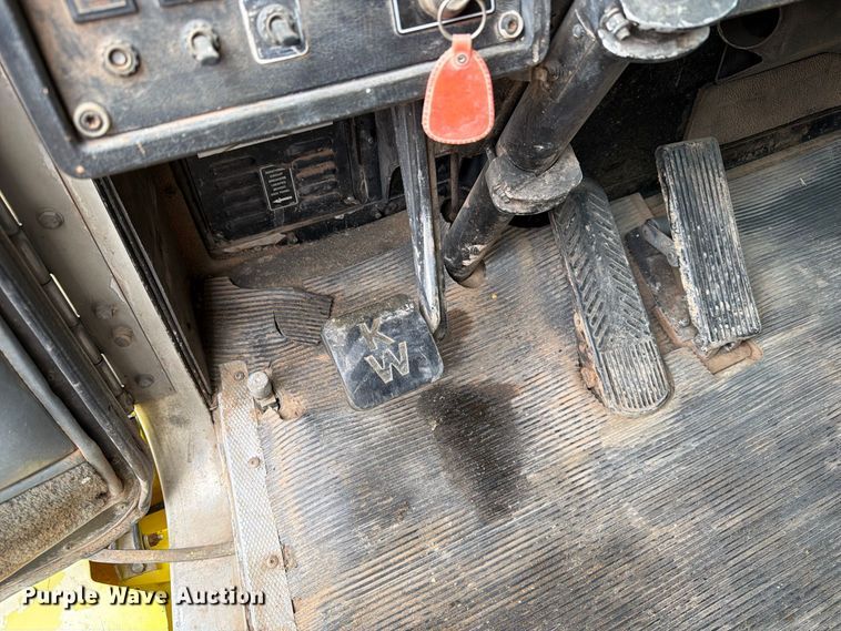 image for item EA0535 1994 Kenworth T600 dump truck