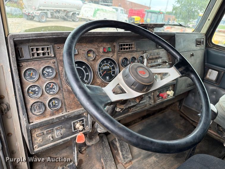 image for item EA0535 1994 Kenworth T600 dump truck