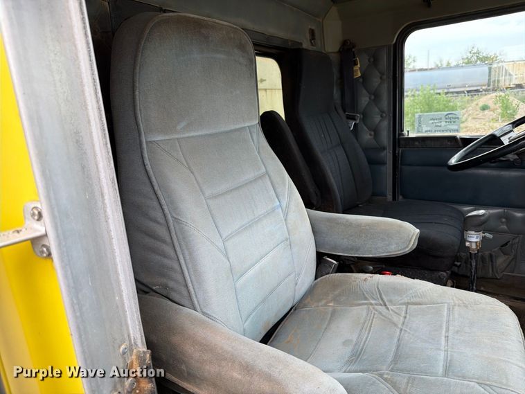 image for item EA0535 1994 Kenworth T600 dump truck