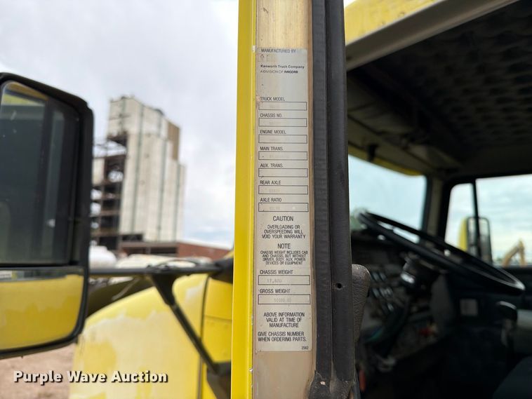 image for item EA0535 1994 Kenworth T600 dump truck
