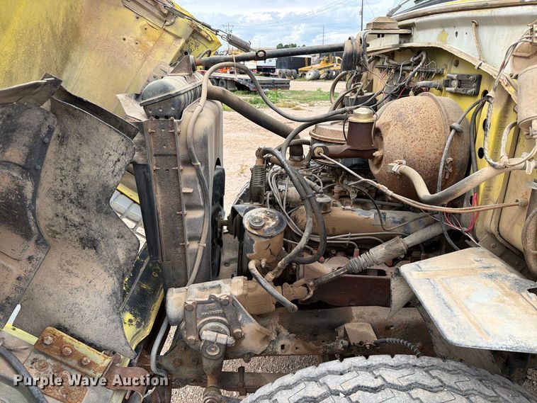 image for item EA0536 1982 Ford LN700 fuel truck