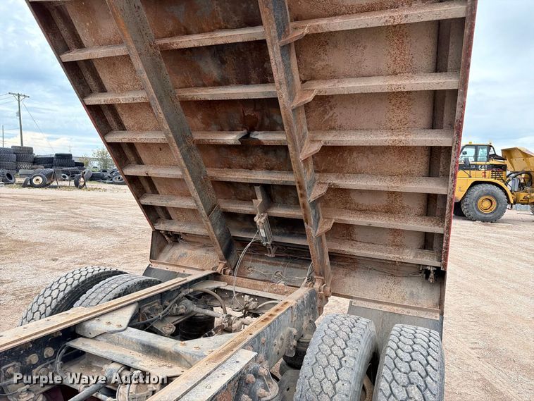image for item EA0537 1994 Kenworth T600 dump truck