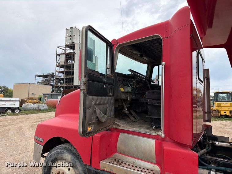 image for item EA0537 1994 Kenworth T600 dump truck