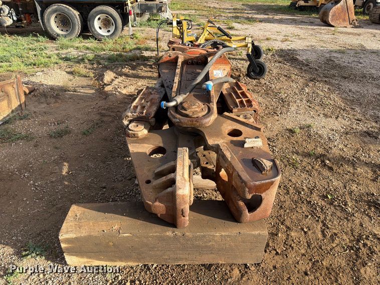 image for item EA0543 NPK M28 excavator shear