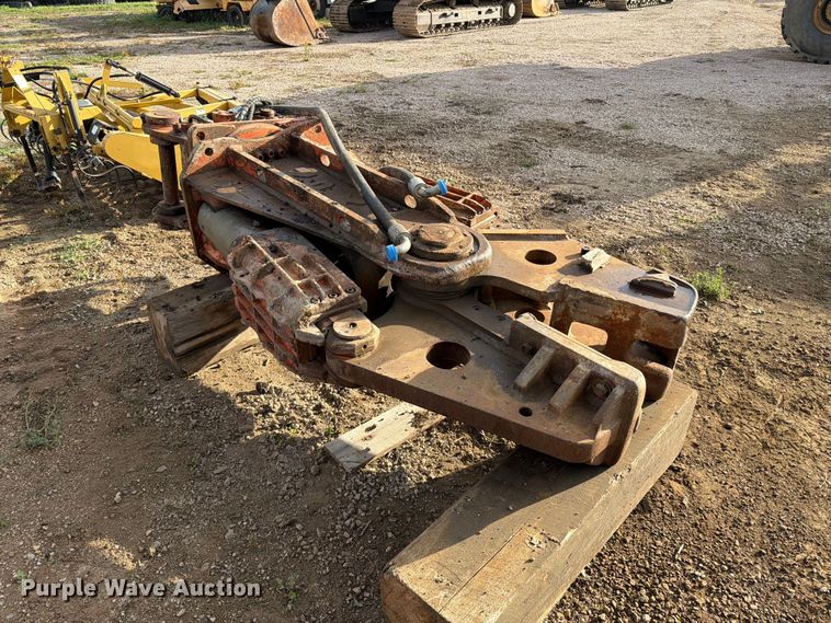 image for item EA0543 NPK M28 excavator shear