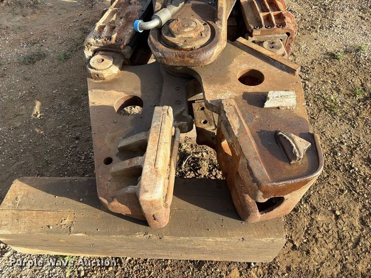 image for item EA0543 NPK M28 excavator shear