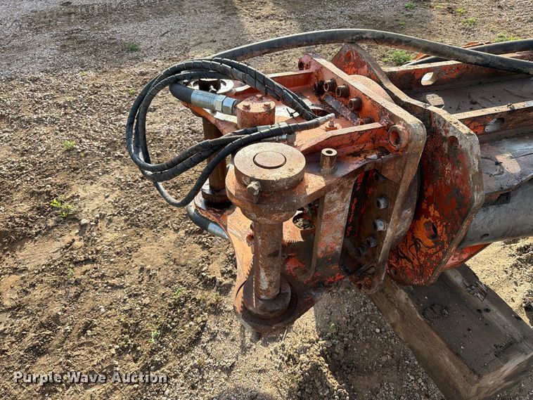 image for item EA0543 NPK M28 excavator shear