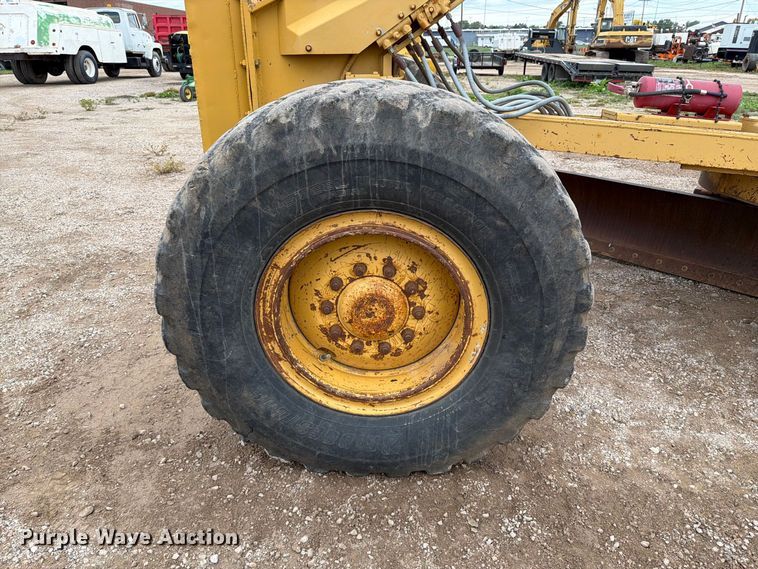 image for item EA0546 1982 Caterpillar 140G motor grader