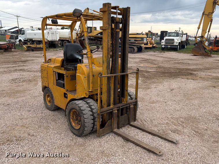 image for item EA0547 Towmotor 601PG5024 forklift
