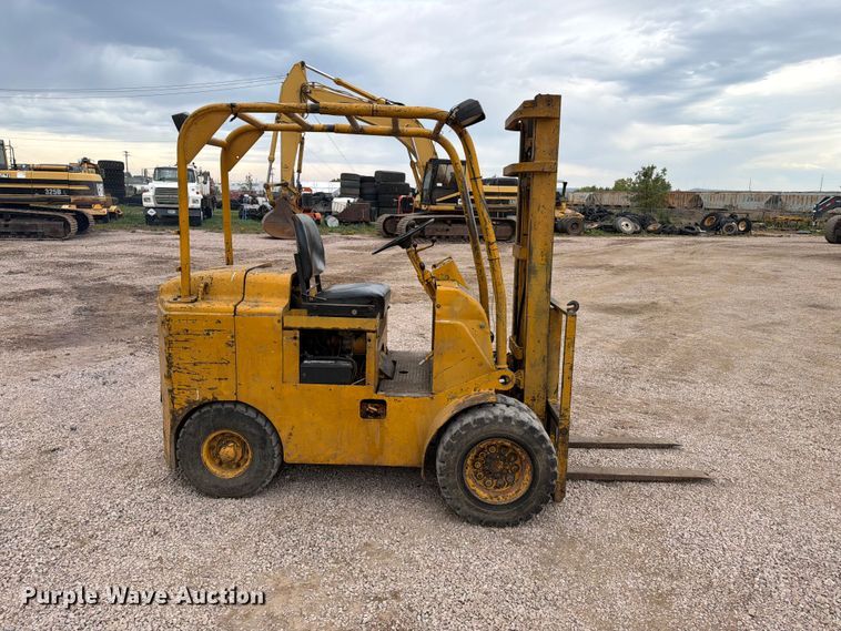 image for item EA0547 Towmotor 601PG5024 forklift