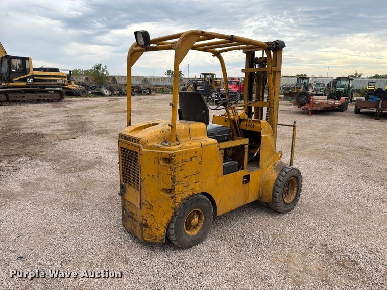 image for item EA0547 Towmotor 601PG5024 forklift