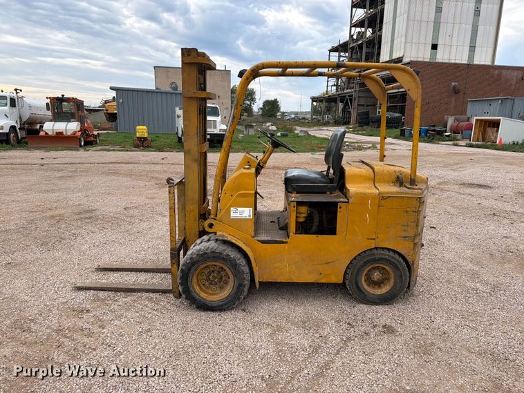 image for item EA0547 Towmotor 601PG5024 forklift