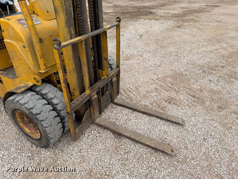 image for item EA0547 Towmotor 601PG5024 forklift