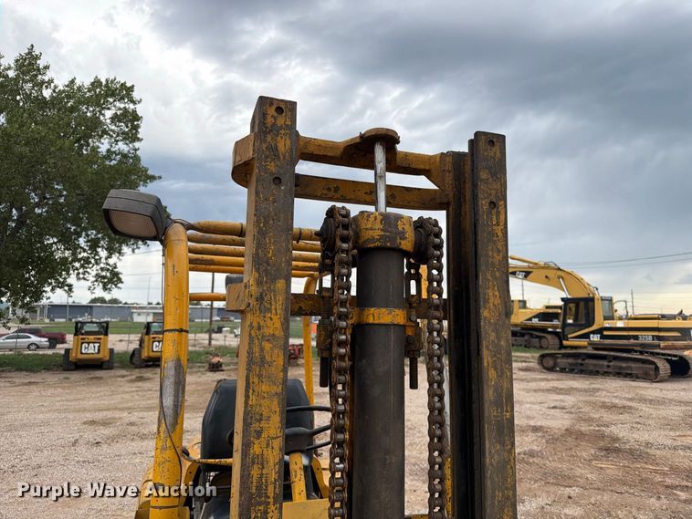 image for item EA0547 Towmotor 601PG5024 forklift