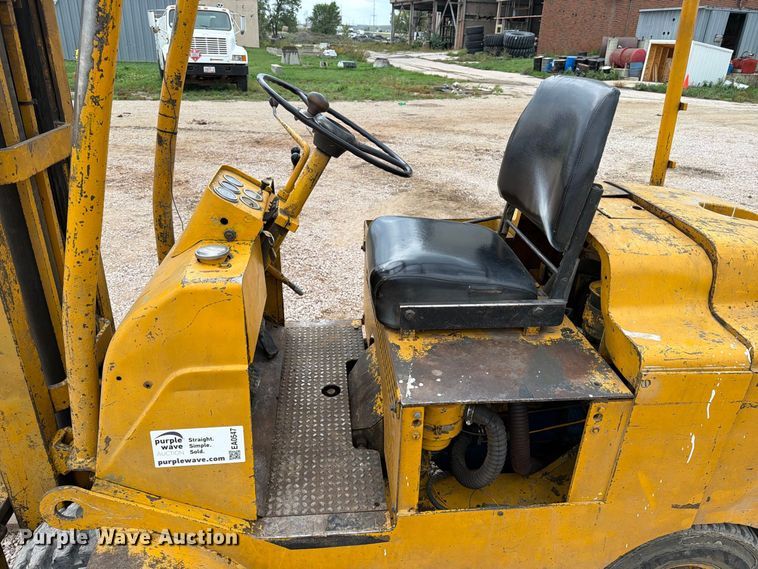 image for item EA0547 Towmotor 601PG5024 forklift