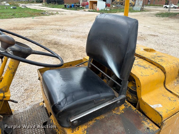 image for item EA0547 Towmotor 601PG5024 forklift