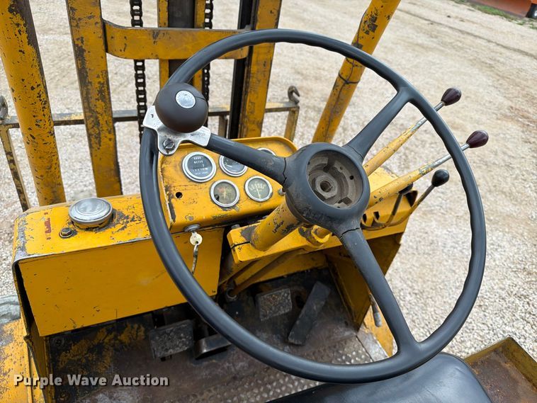 image for item EA0547 Towmotor 601PG5024 forklift