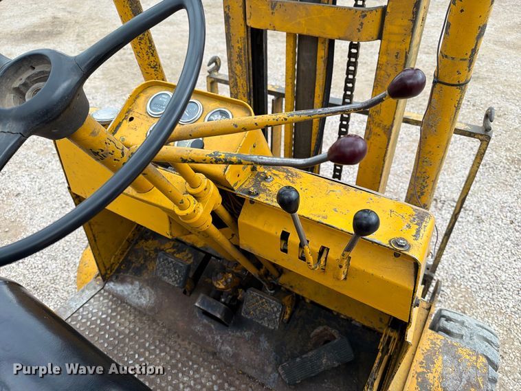 image for item EA0547 Towmotor 601PG5024 forklift