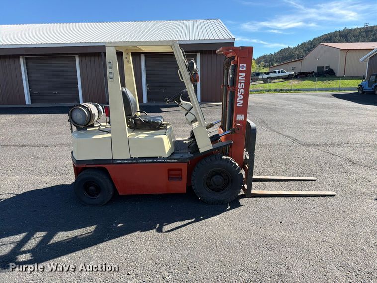 image for item EA0555 Nissan PH02 forklift