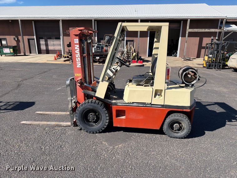 image for item EA0555 Nissan PH02 forklift