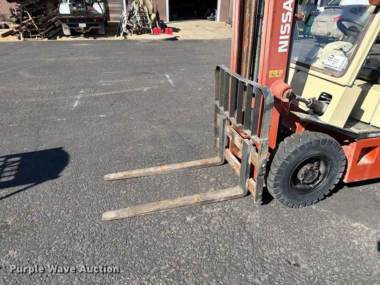 image for item EA0555 Nissan PH02 forklift