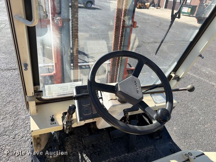 image for item EA0555 Nissan PH02 forklift